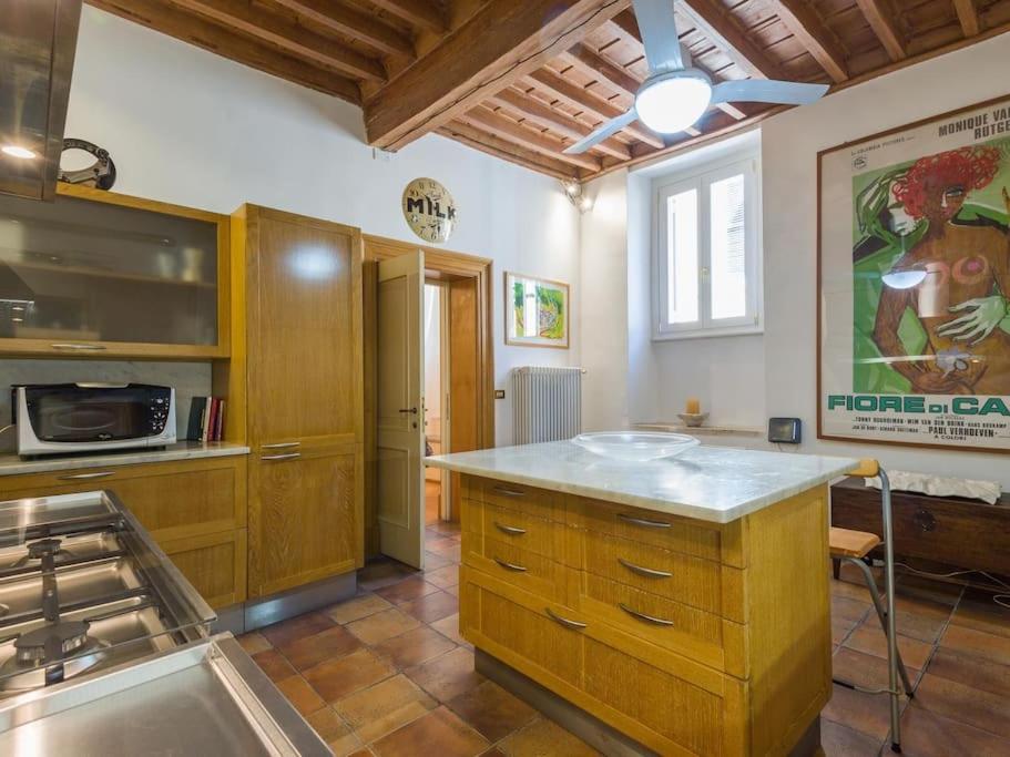 In A 1400s Building In Via Dei Coronari Piazza Navona *