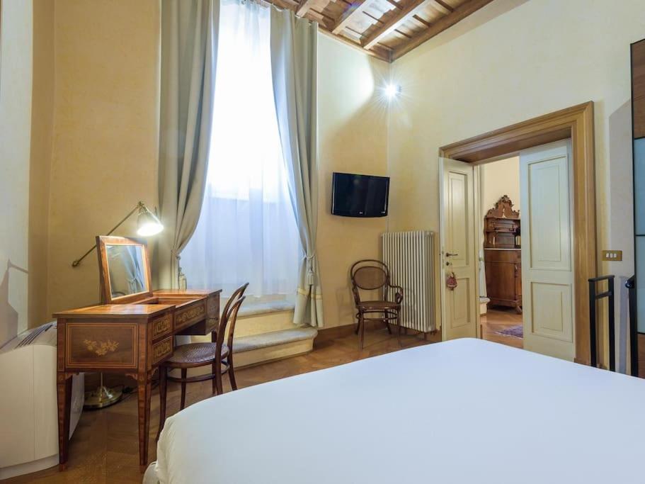 In A 1400s Building In Via Dei Coronari Piazza Navona