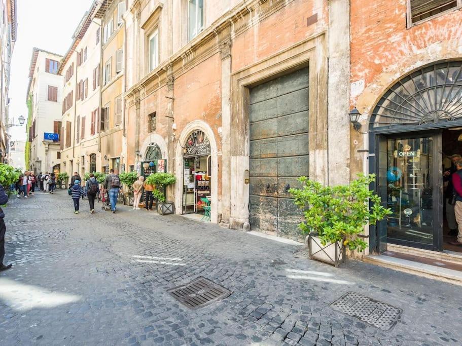 In A 1400s Building In Via Dei Coronari Piazza Navona